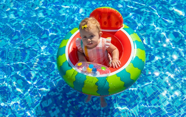 El bebé se baña en círculo en la piscina. Enfoque selectivo. Niño.