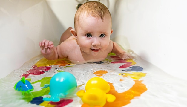 El bebé se baña en el enfoque selectivo del baño.