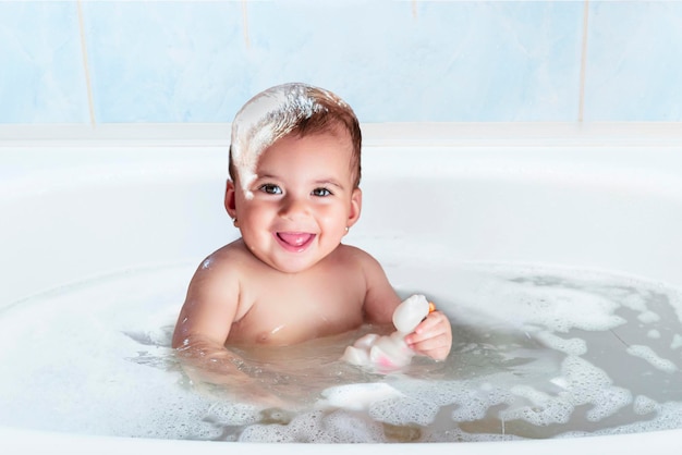 bebe en el baño tomar una ducha