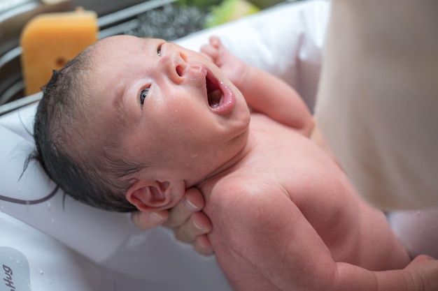 bebe en el baño