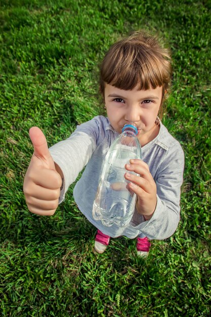 Bebe bebe agua de biberón. enfoque selectivo