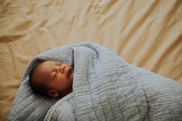 Bebe bebé dormido en la cama