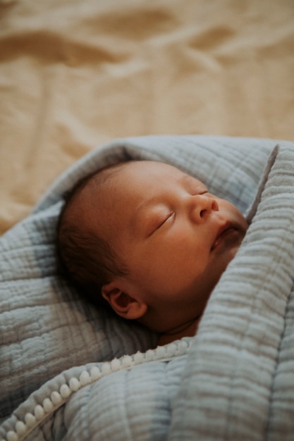 Bebe bebé dormido en la cama