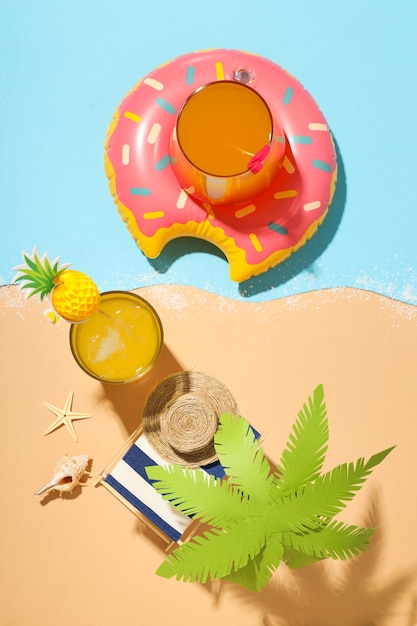 Bebe bebida fresca de verano para refrescar el concepto de vibraciones de verano