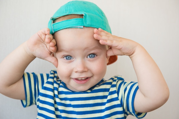 Bebé blanco con grandes ojos azules