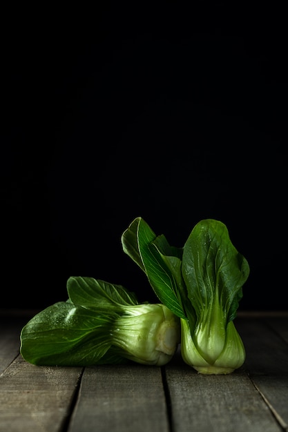 Bebê bok choi na mesa rústica de madeira