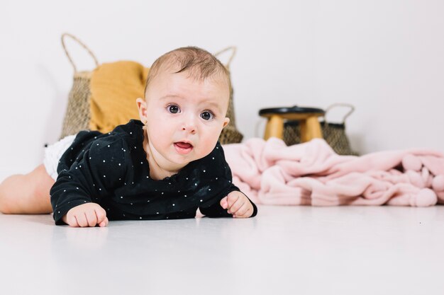 Bebê bonito deitado no chão