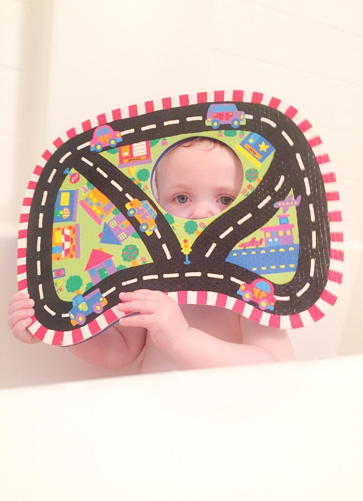 Foto bebê bonito sentado com brinquedo na banheira