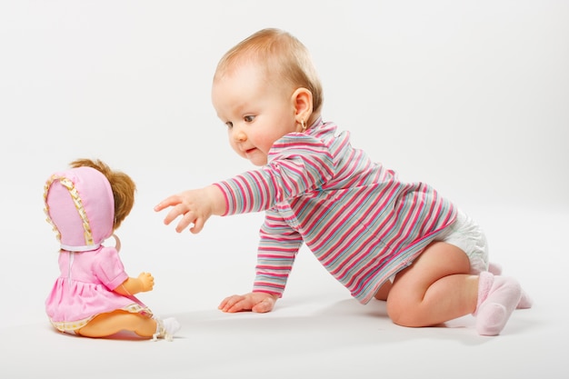 bebê brincando com boneca