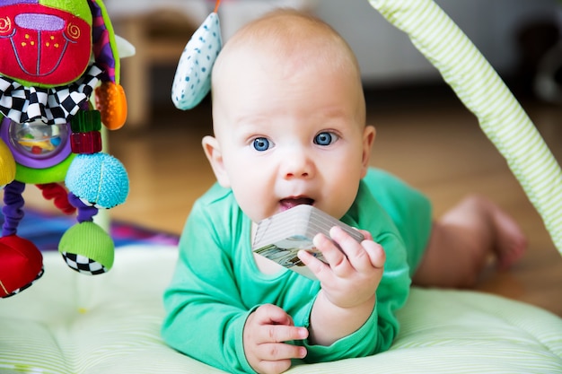 Foto bebê brincando com brinquedos coloridos