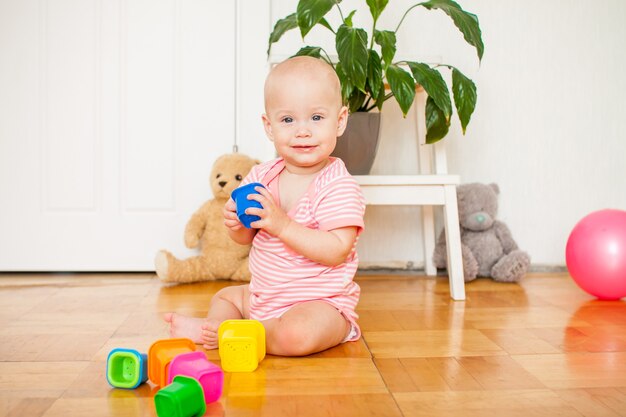 Garotinha Da Pré-escola Brincando Com Bonecas. Feliz E Excitante Festa De  Chá Infantil Com Brinquedos. Jogos De Papel Para Criança Foto de Stock -  Imagem de caucasiano, bonecas: 256652942