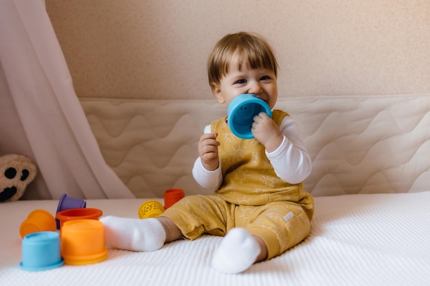 Bebê brincando com brinquedos retrato criança feliz está brincando