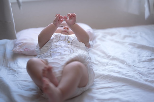 Bebê brincando com cortinas