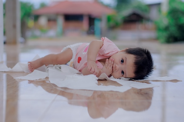 Bebê brincando com papel higiênico