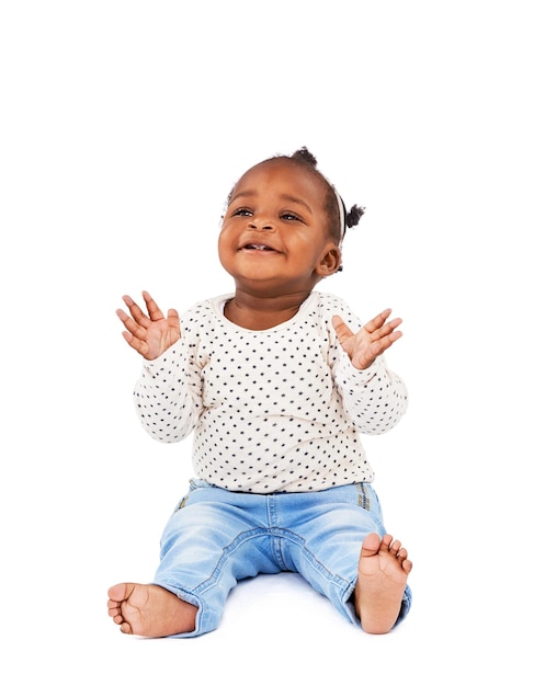 Foto bebê brincando e aplaudindo com sorriso no estúdio para aplausos divertido e alegre em fundo branco aprendizagem infantil e habilidades motoras para o desenvolvimento da infância criança animada e feliz ou bebê