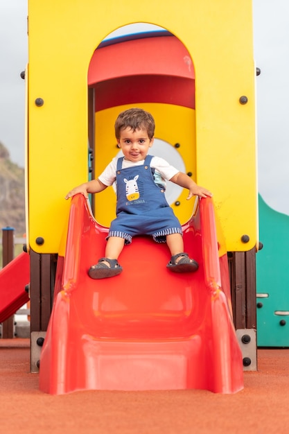 Bebê brincando em um playground se divertindo no parque de verão adaptado para crianças pequenas de um a três anos