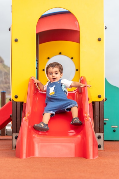 Bebê brincando em um playground se divertindo no parque de verão adaptado para crianças pequenas de um a três anos