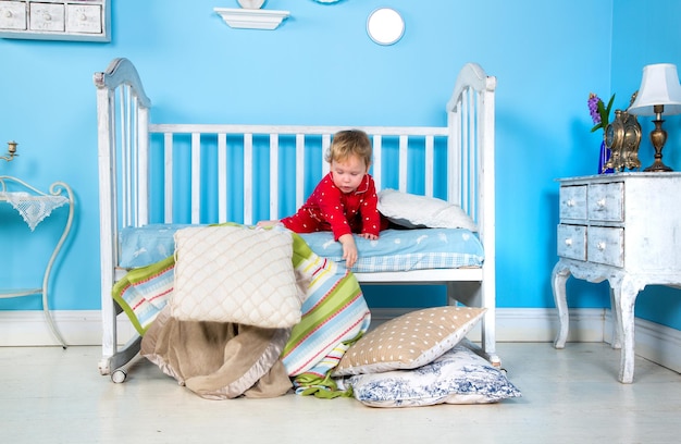 Bebê brincando na cama