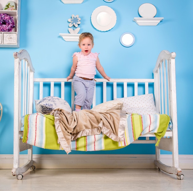 Bebê brincando na cama