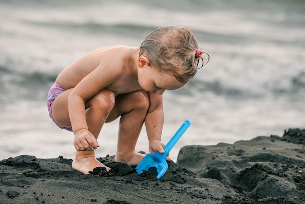 Foto bebê brincando na praia