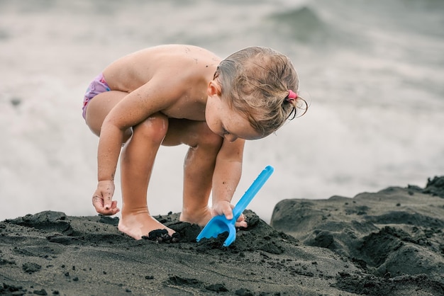 Foto bebê brincando na praia