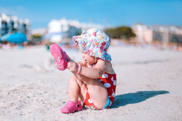 bebê brincando na praia