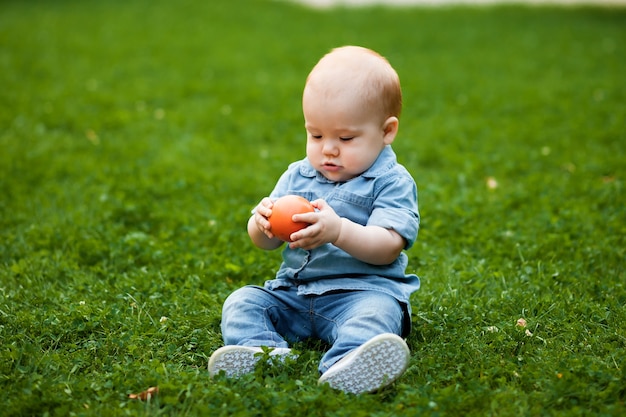 Bebê brincando no gramado do parque