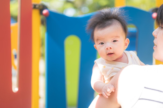 Bebê brincando no parque