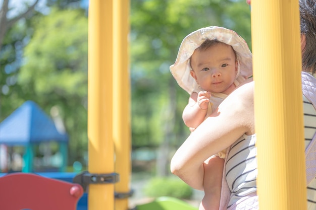 Bebê brincando no parque