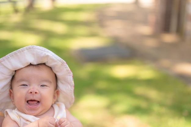 Bebê brincando no parque