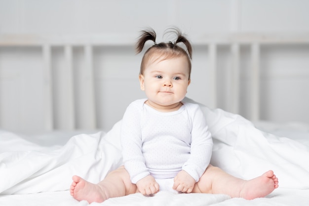 Bebé en la cama en casa, el concepto de una familia amorosa feliz y niños