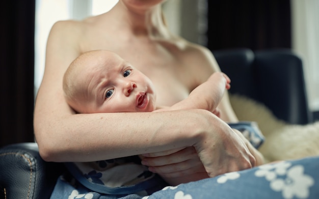 Foto bebé cansado miente en la mano