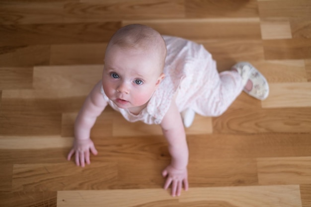 Bebê caucasiano de sete meses no chão