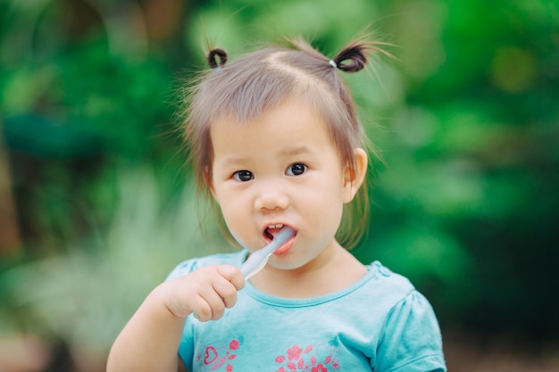 Bebé cepillándose los dientes