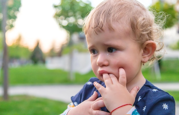 Bebê chorando no parque Foco seletivo