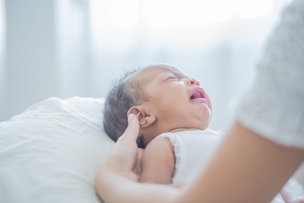 Bebê chorando porque estava com fome ou doente