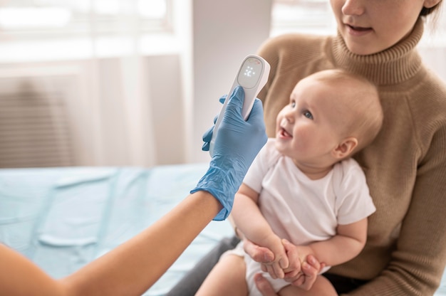 Foto bebé en la clínica de salud para la vacunación