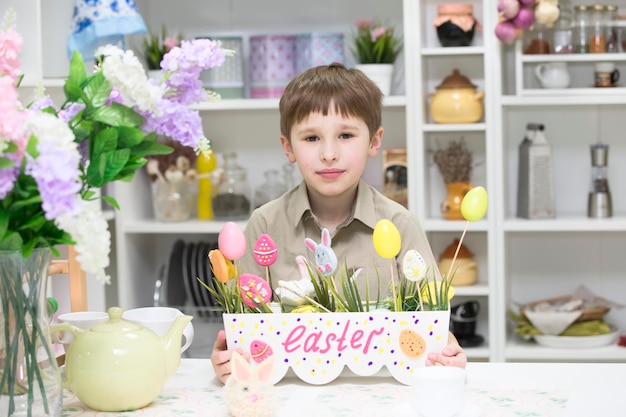 Bebé en la cocina con huevos de Pascua