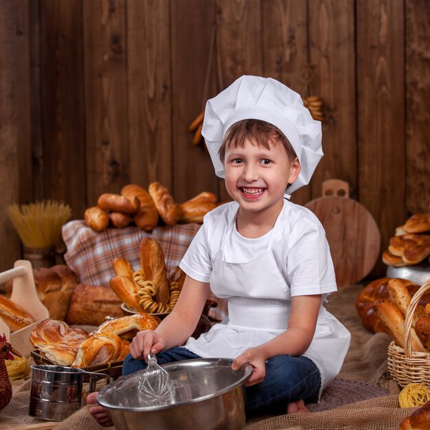 Bebé cocinero vestido previene batir la harina Baker muchos bollos