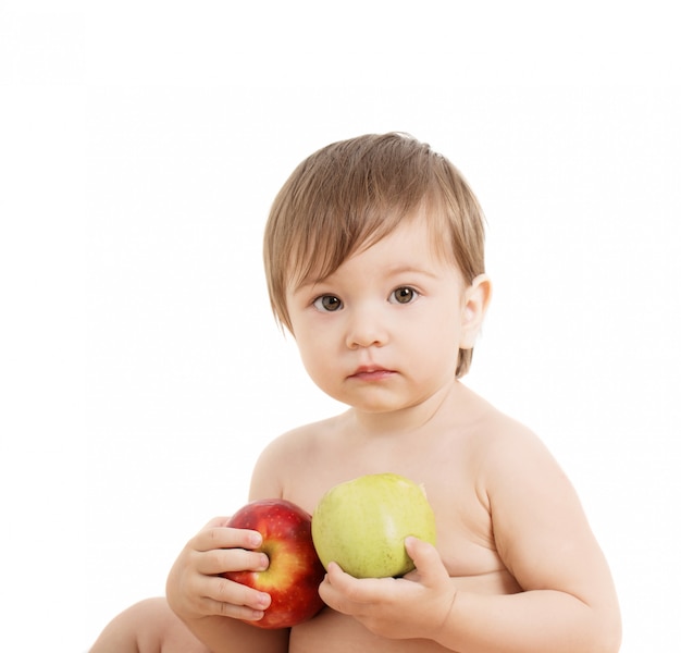 Bebê com maçãs isolado no branco
