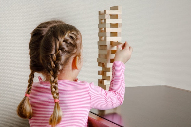 Bebê com mãe brincando em blocos de madeira