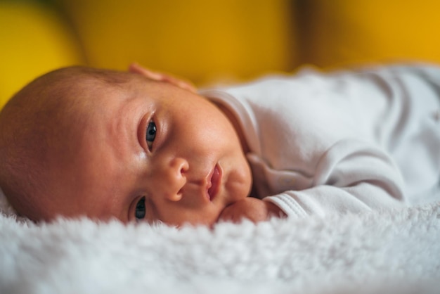 Bebê com sono deitado em casa