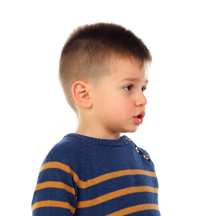 Foto bebê com uma expressão séria