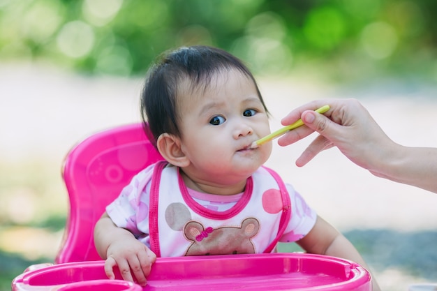 bebê come comida de sua mãe alimentação: 7 meses de novo filho nascido.