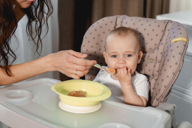 El bebé come en la mesa de los niños hasta por un año