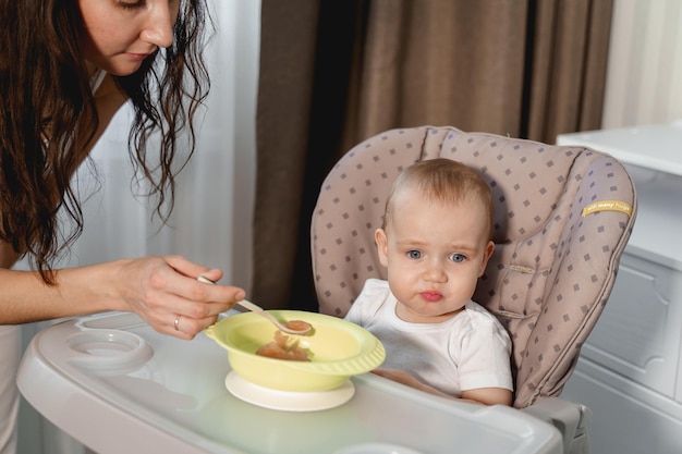 El bebé come en la mesa de los niños hasta por un año