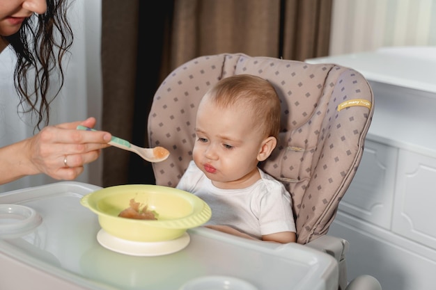 El bebé come en la mesa de los niños hasta por un año