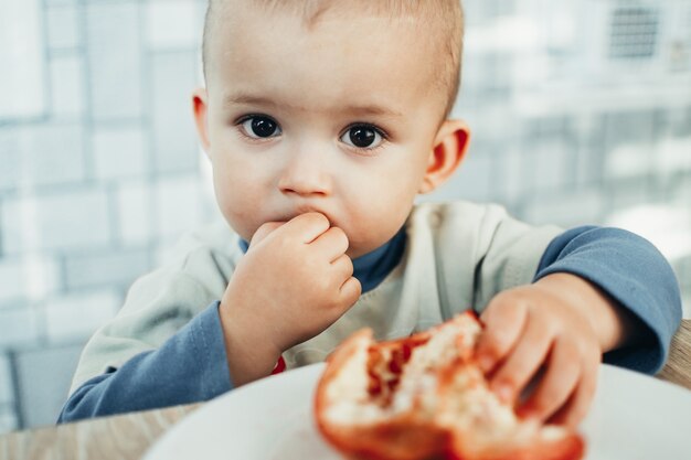 Bebé come uma romã, madura e suculenta, muito gostosa e com alegria