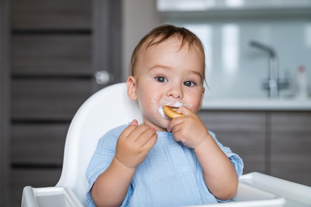 Bebê comendo comida na cozinha