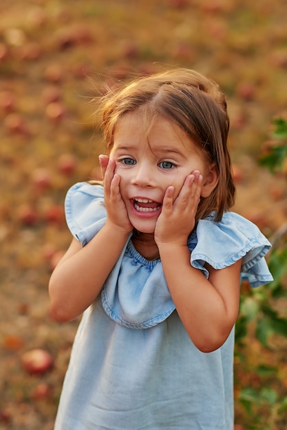 Bebê comendo frutas na colheita de outono.